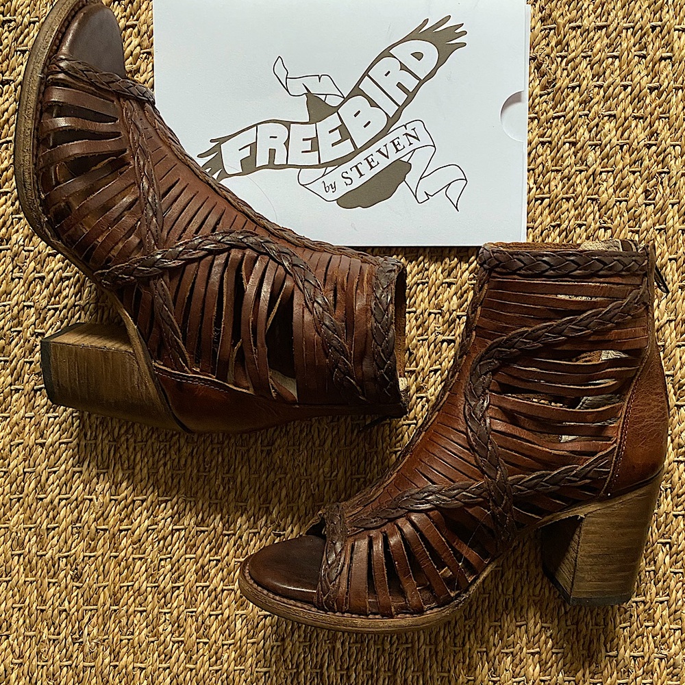 NWT.... Gorgeous shoe with zipper in the back!